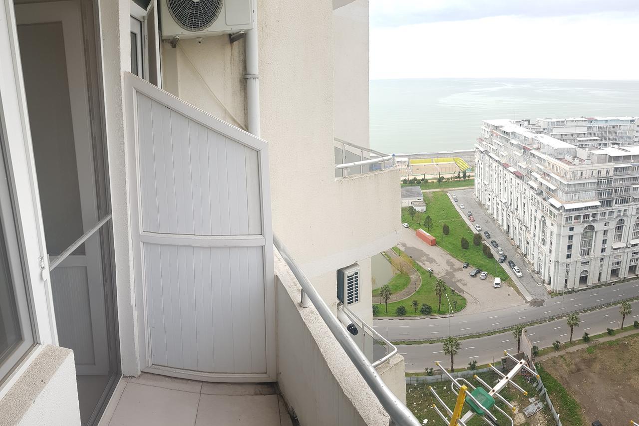 Apartment In Front Of Mcdonald'S 巴统 外观 照片