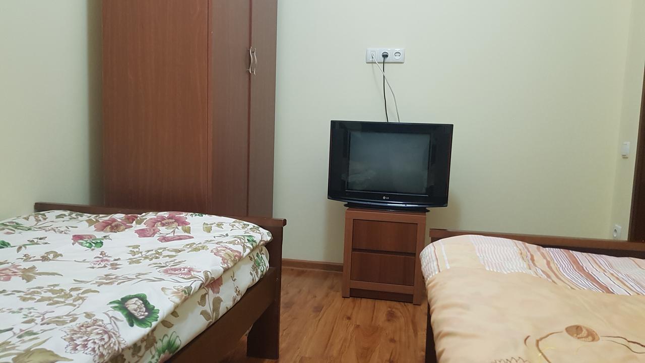 Apartment In Front Of Mcdonald'S 巴统 外观 照片