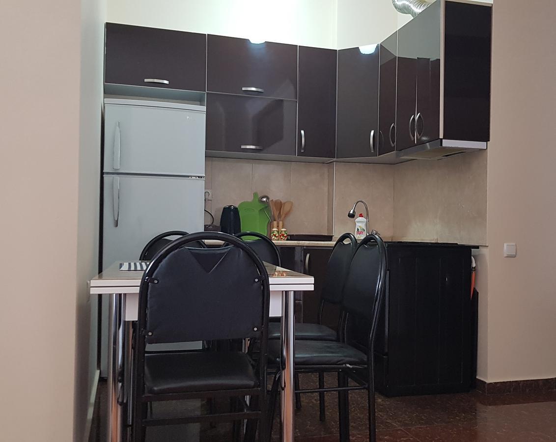 Apartment In Front Of Mcdonald'S 巴统 外观 照片